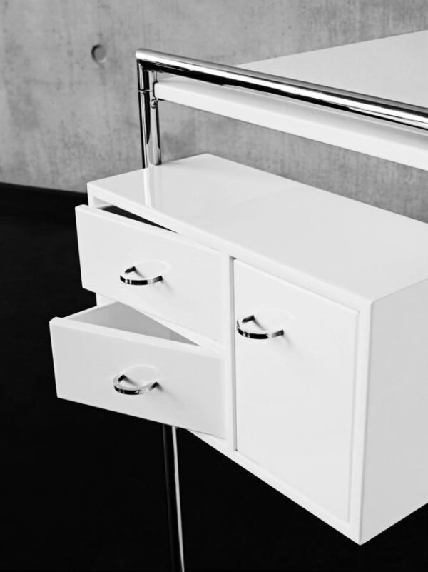 Petite Coiffeuse-207225