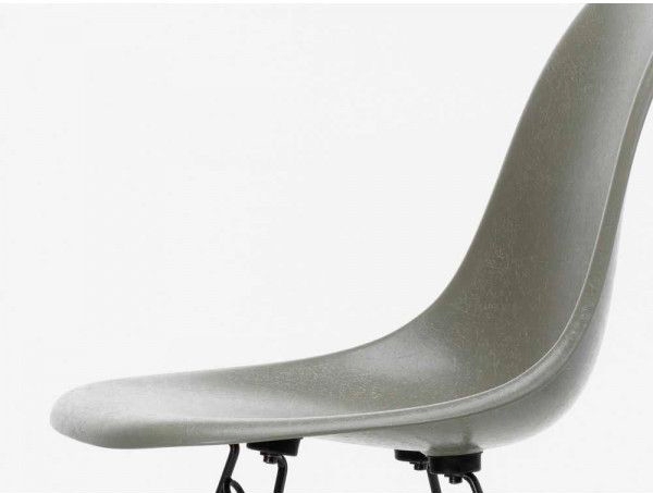 Eames Fiberglass Chair DSW-223877