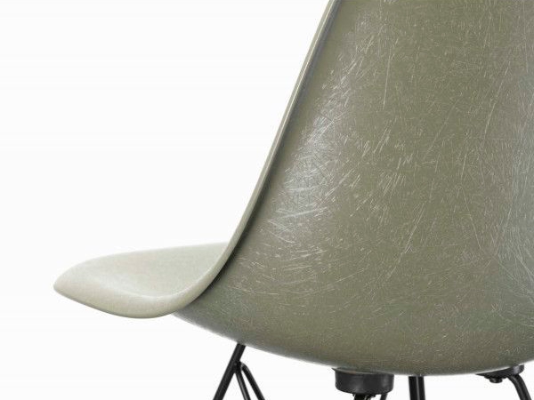 Eames Fiberglass chair DSW-223880