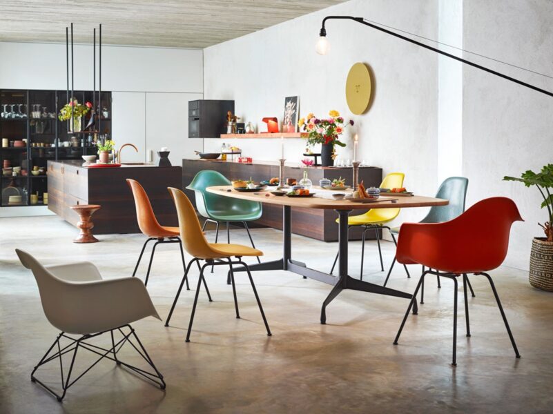 Eames Fiberglass Armchair LAR-262175
